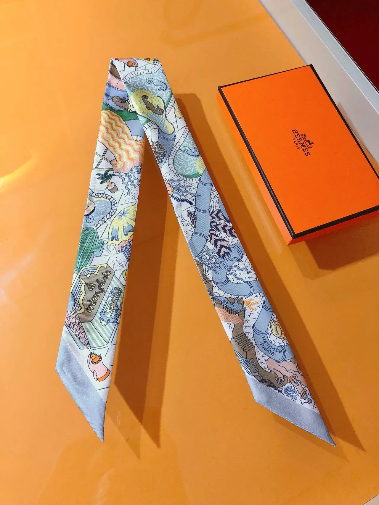 Hermès Motivo Ilustrado Borda Azul Claro Lenço de Seda 5