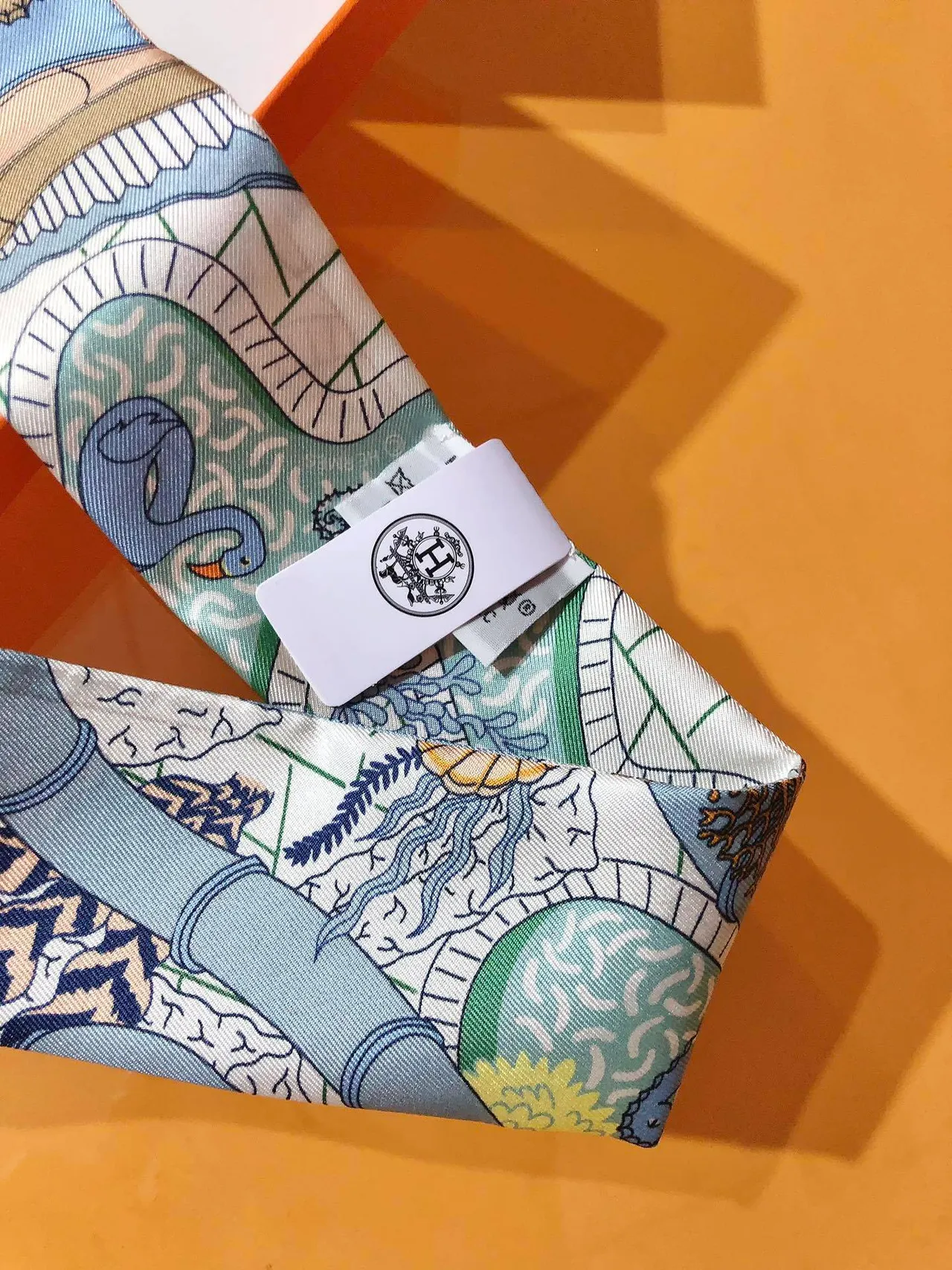 Hermès Motivo Ilustrado Borda Azul Claro Lenço de Seda 7