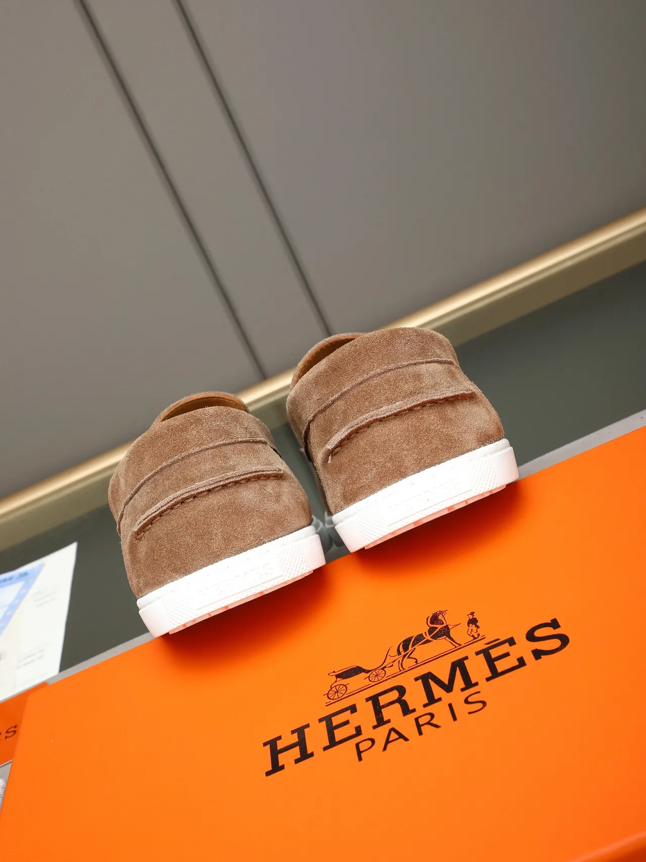 Hermès Oran daim marron blanc sangle à boucle H loafers 4