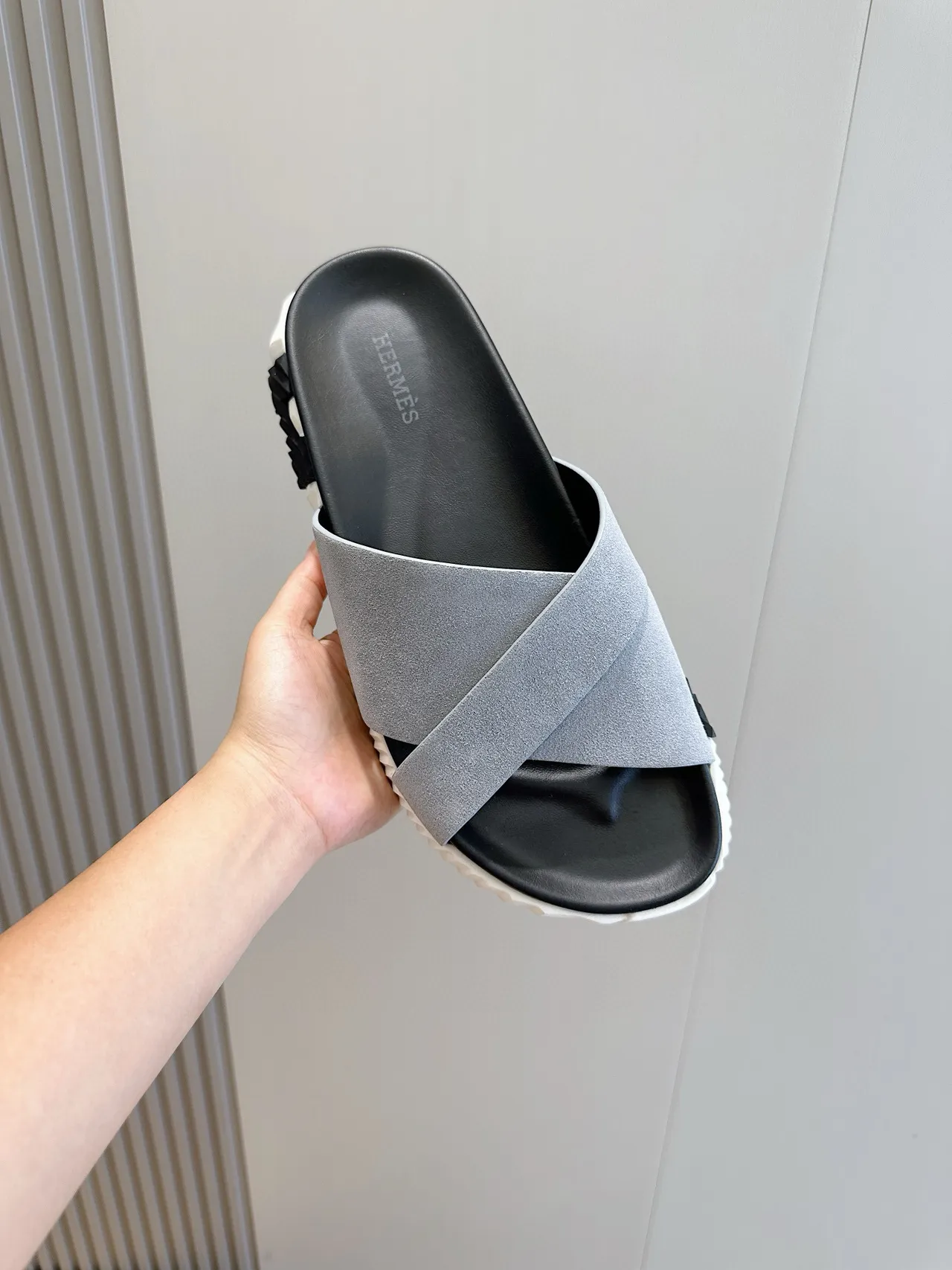 Hermès Oran Gris Noir Bride Croisée Texturée daim Chaussons 4