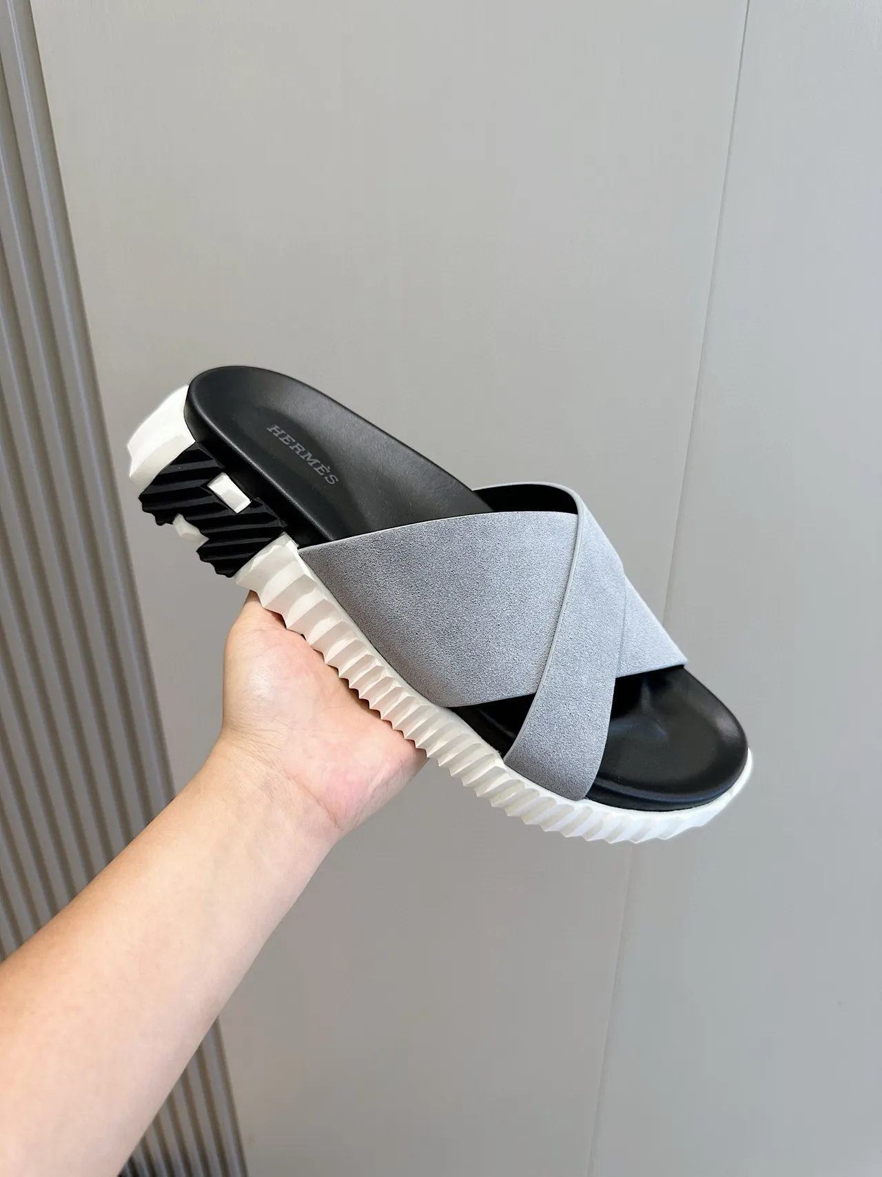 Hermès Oran Gris Noir Bride Croisée Texturée daim Chaussons 5