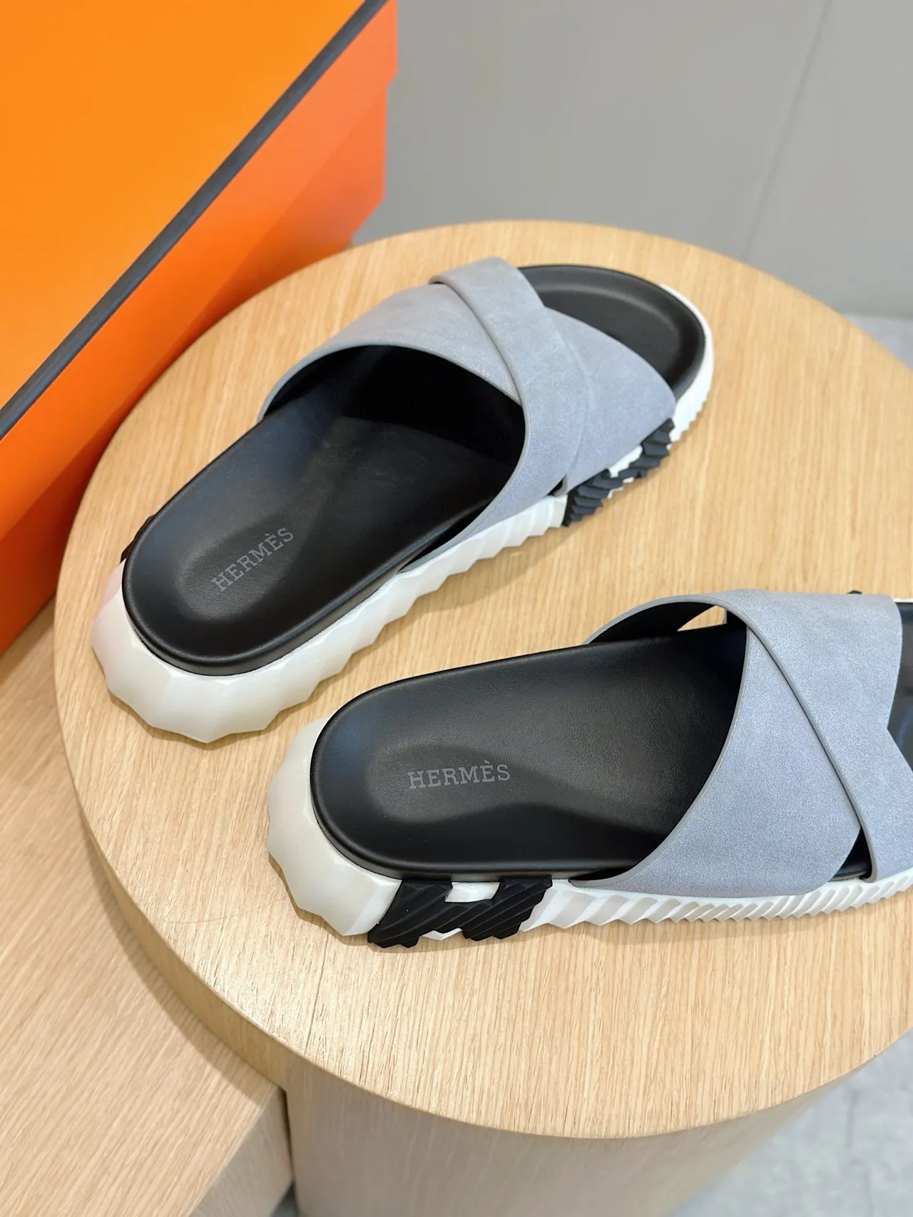 Hermès Oran Gris Noir Bride Croisée Texturée daim Chaussons 6