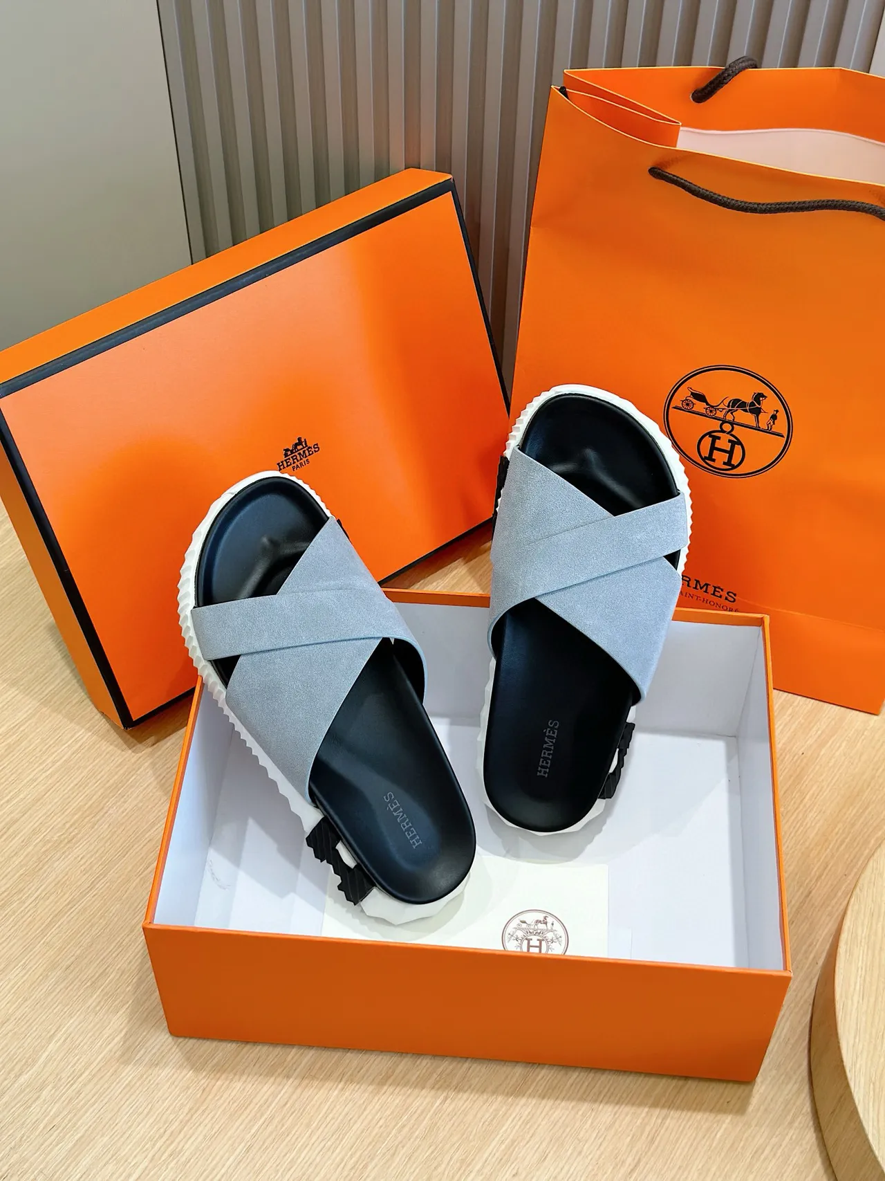 Hermès Oran Gris Noir Bride Croisée Texturée daim Chaussons 8