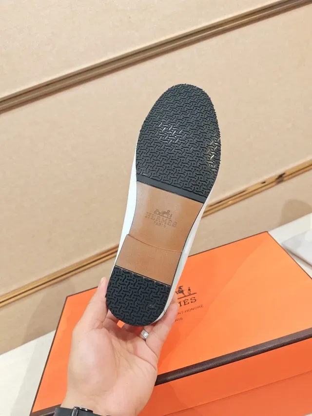 Hermès Oran सफेद लेदर गोल्ड बकल लोफर 2
