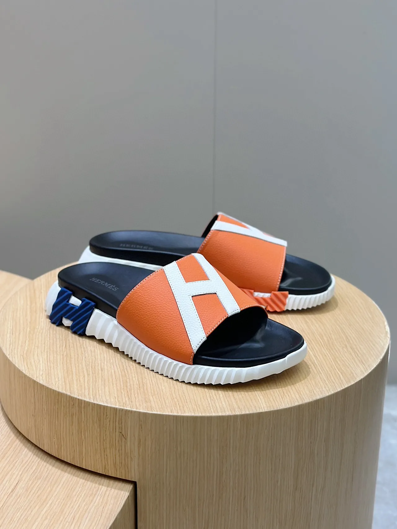 Hermès Oran Slide Orange and White Leather Slippers 3
