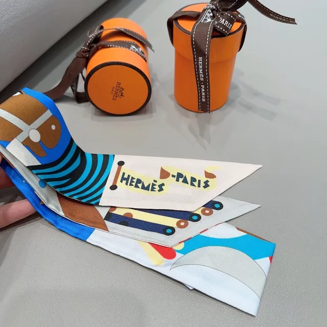 Hermès ছাপা গ্রাফিক রেশম স্কার্ফ 4