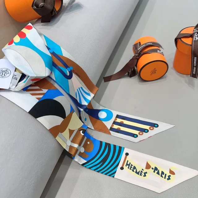 Hermès ছাপা গ্রাফিক রেশম স্কার্ফ 5