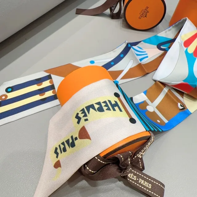 Hermès ছাপা গ্রাফিক রেশম স্কার্ফ 8