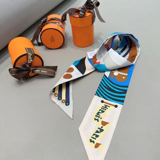 Hermès ছাপা গ্রাফিক রেশম স্কার্ফ 9