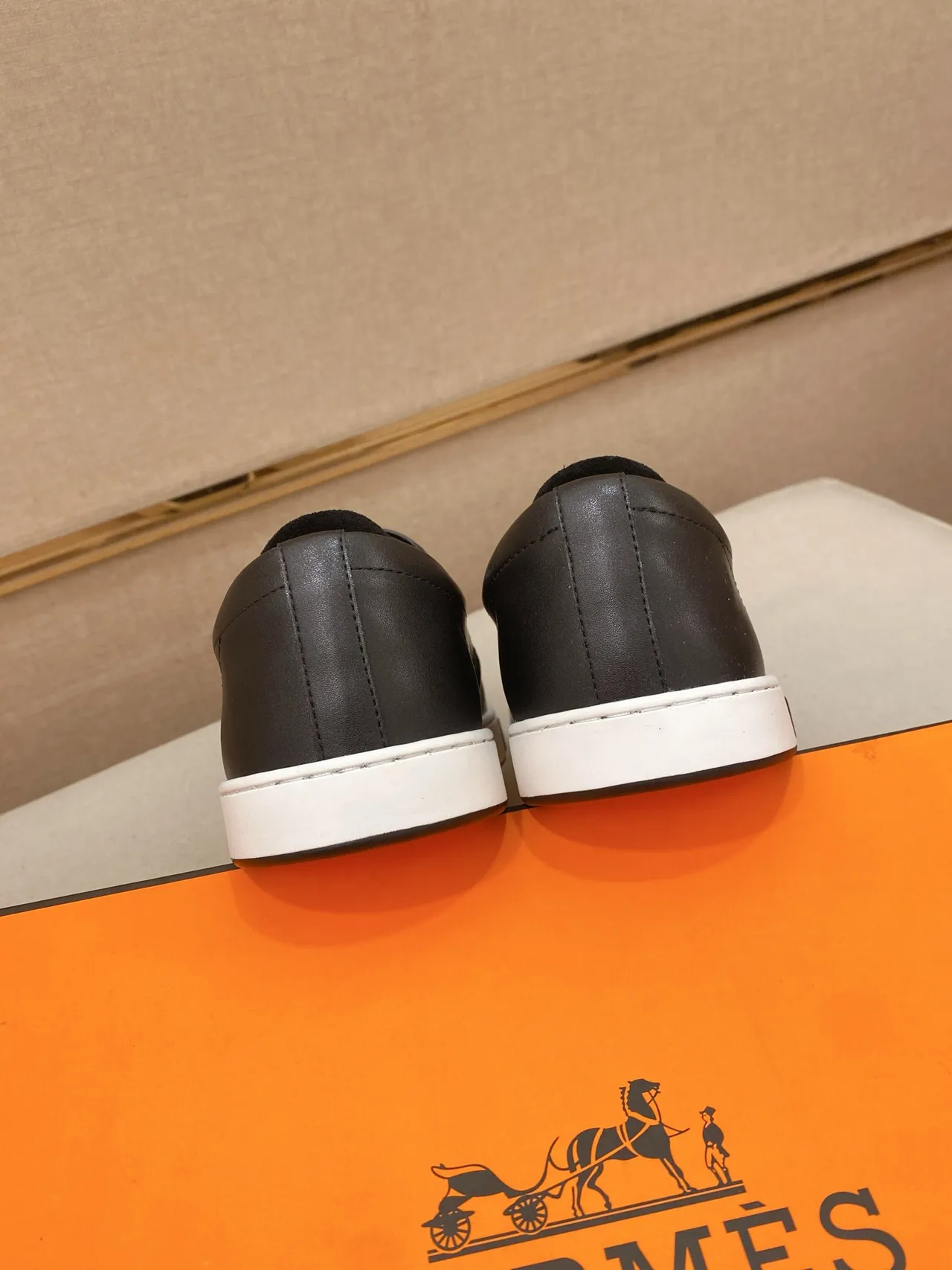 Hermès Mocassin à enfiler Noir Blanc Cuir Élastique Côté Gussets Mocassin 4