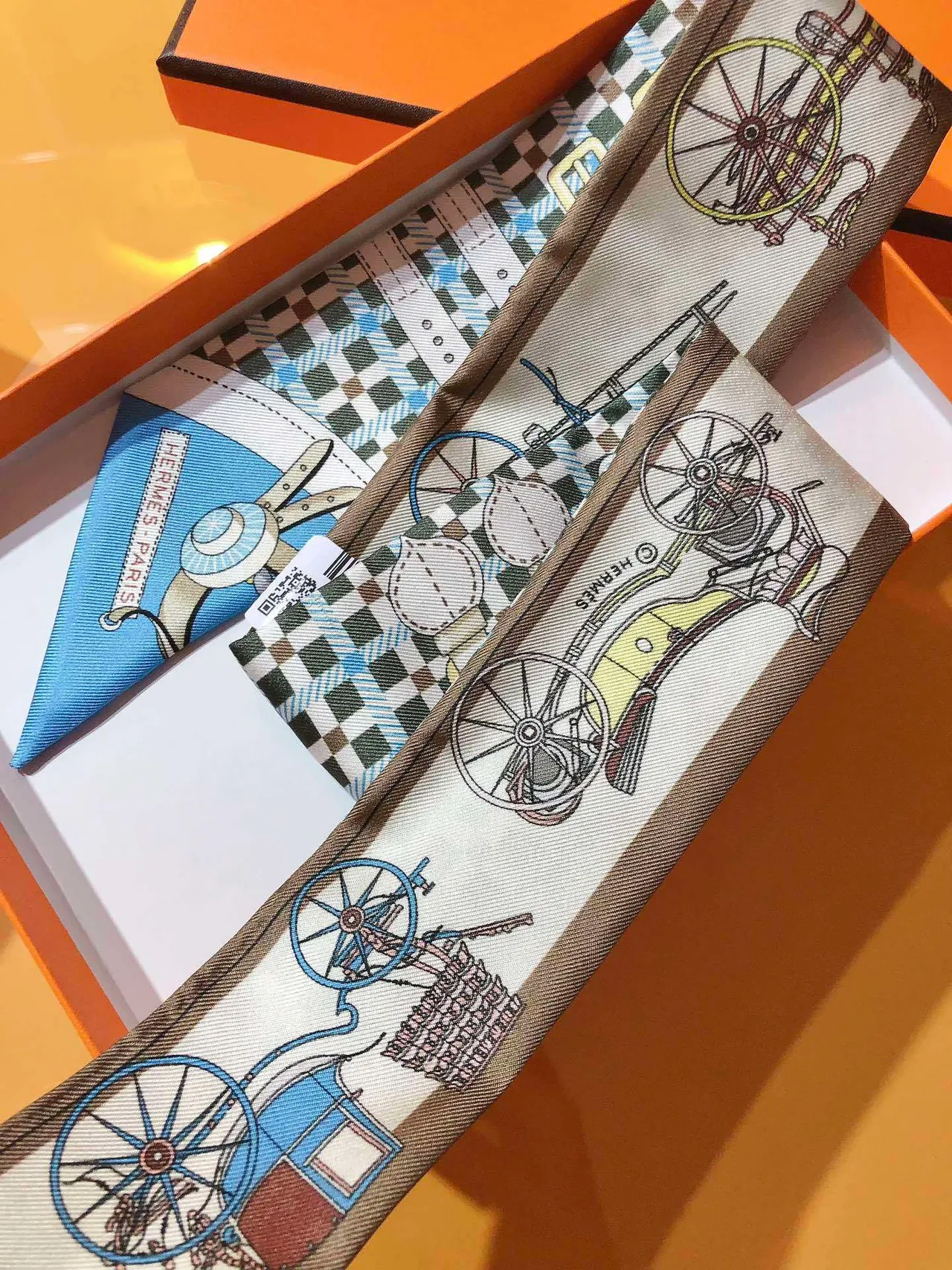 Hermès Twilly Cachecol Bege Azul Estreito Impresso Motivo de Carroça de Seda 3