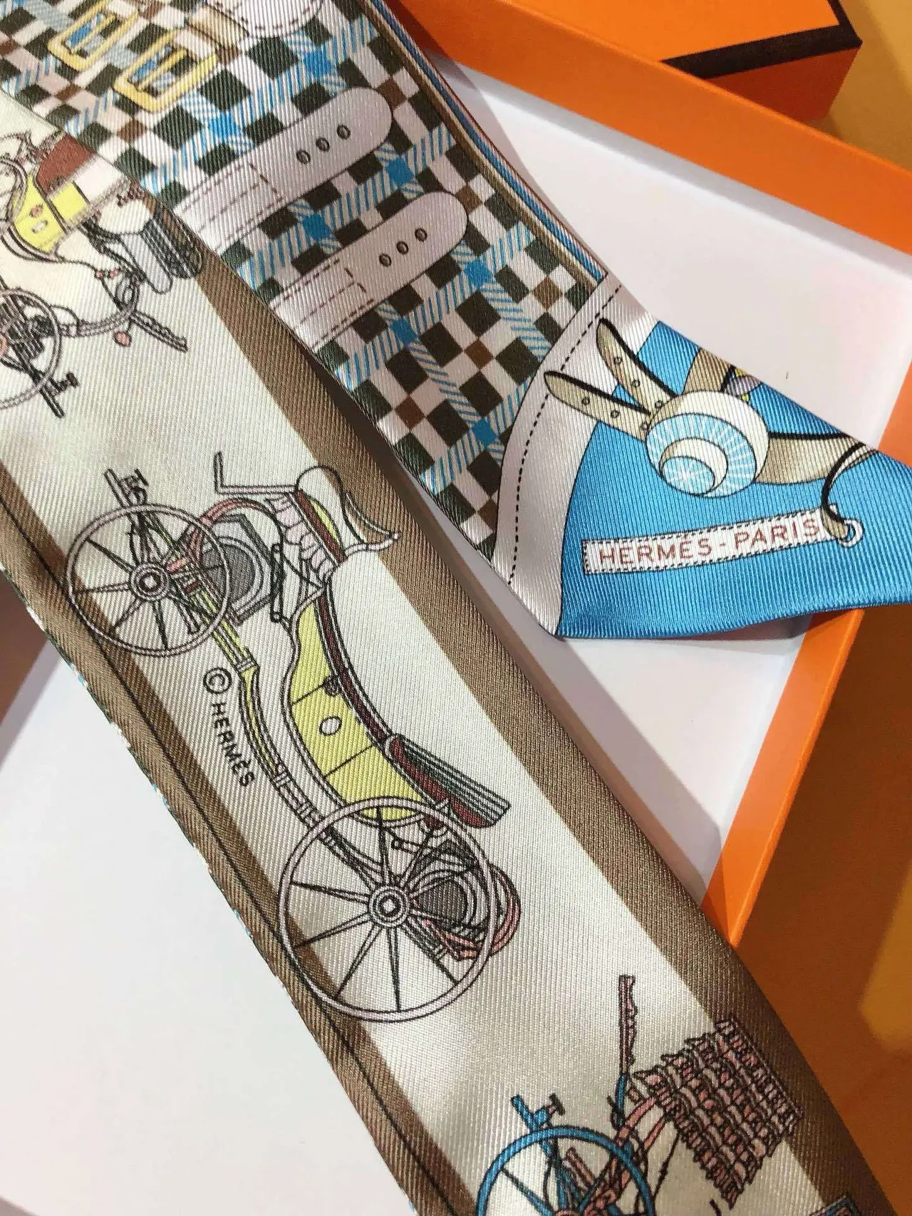 Hermès Twilly Cachecol Bege Azul Estreito Impresso Motivo de Carroça de Seda 4