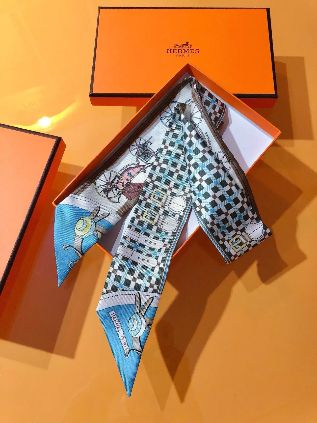 Hermès Twilly Cachecol Bege Azul Estreito Impresso Motivo de Carroça de Seda 6