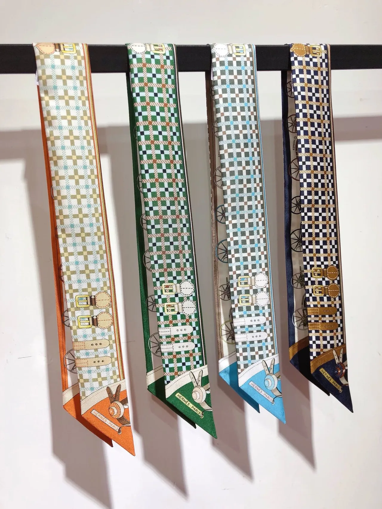 Hermès Twilly Cachecol Bege Azul Estreito Impresso Motivo de Carroça de Seda 8