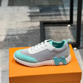 Hermès Zapatillas Lifestyle con parte superior blanca y azul de malla y ante, suela media esculpida con surcos