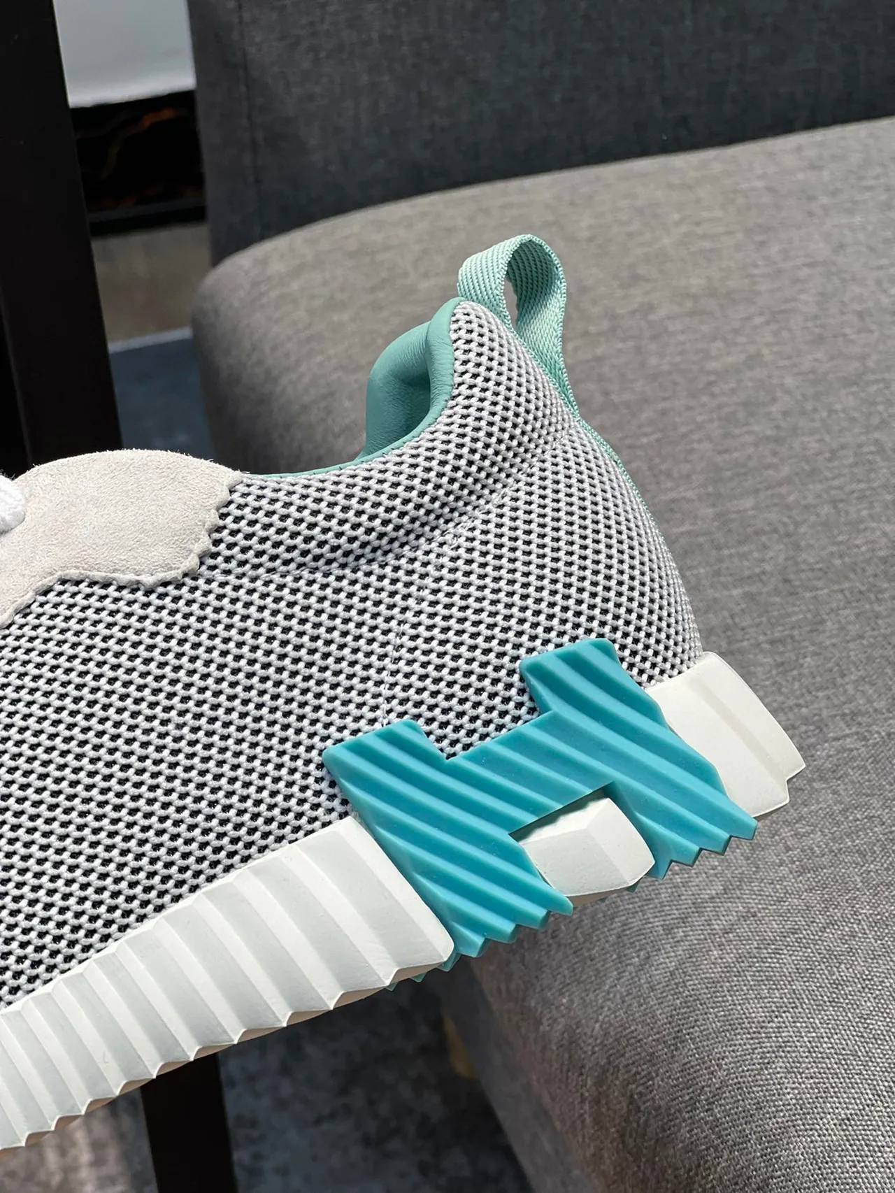 Hermès Zapatillas Lifestyle con parte superior blanca y azul de malla y ante, suela media esculpida con surcos 2