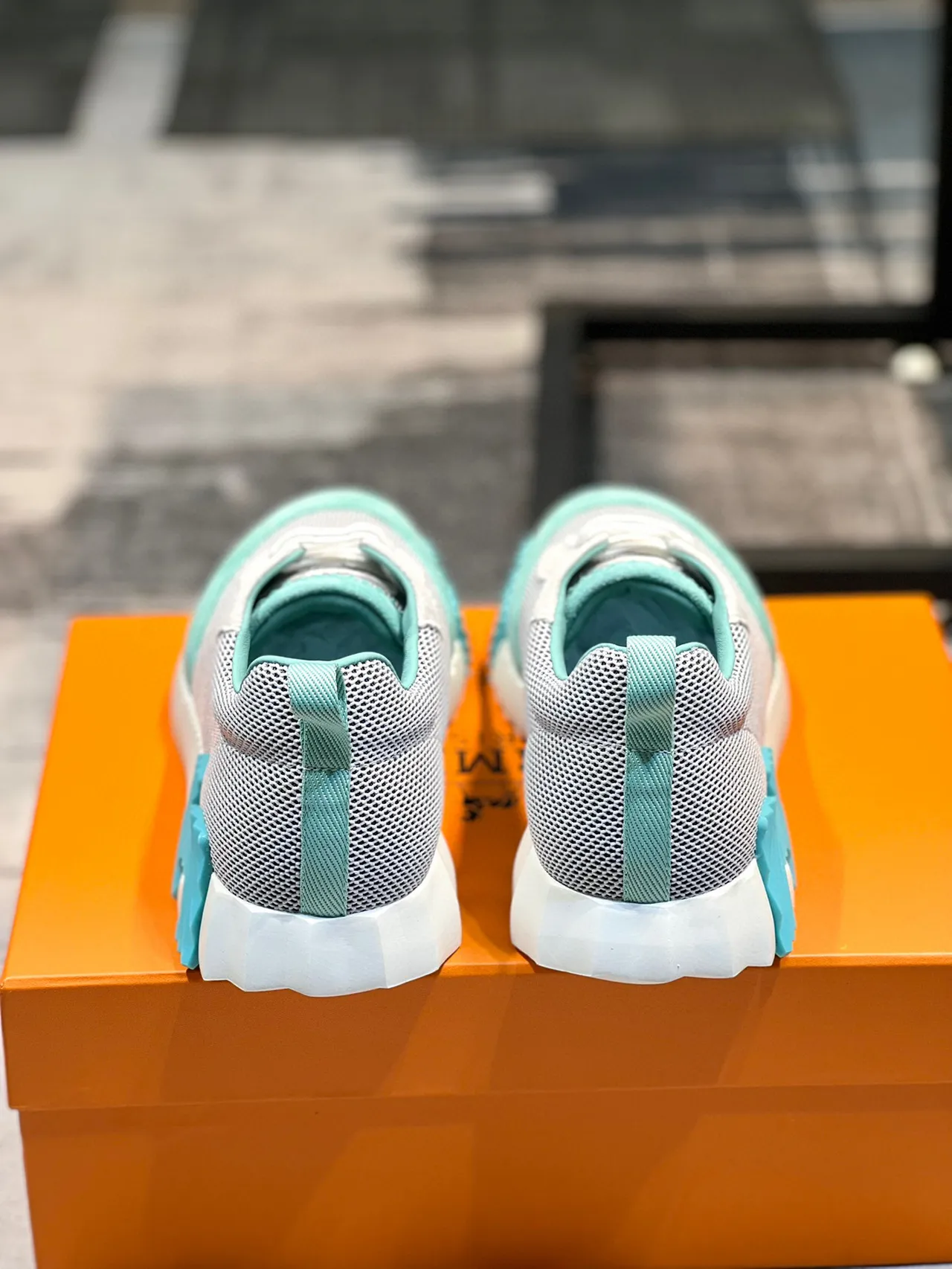 Hermès Zapatillas Lifestyle con parte superior blanca y azul de malla y ante, suela media esculpida con surcos 3