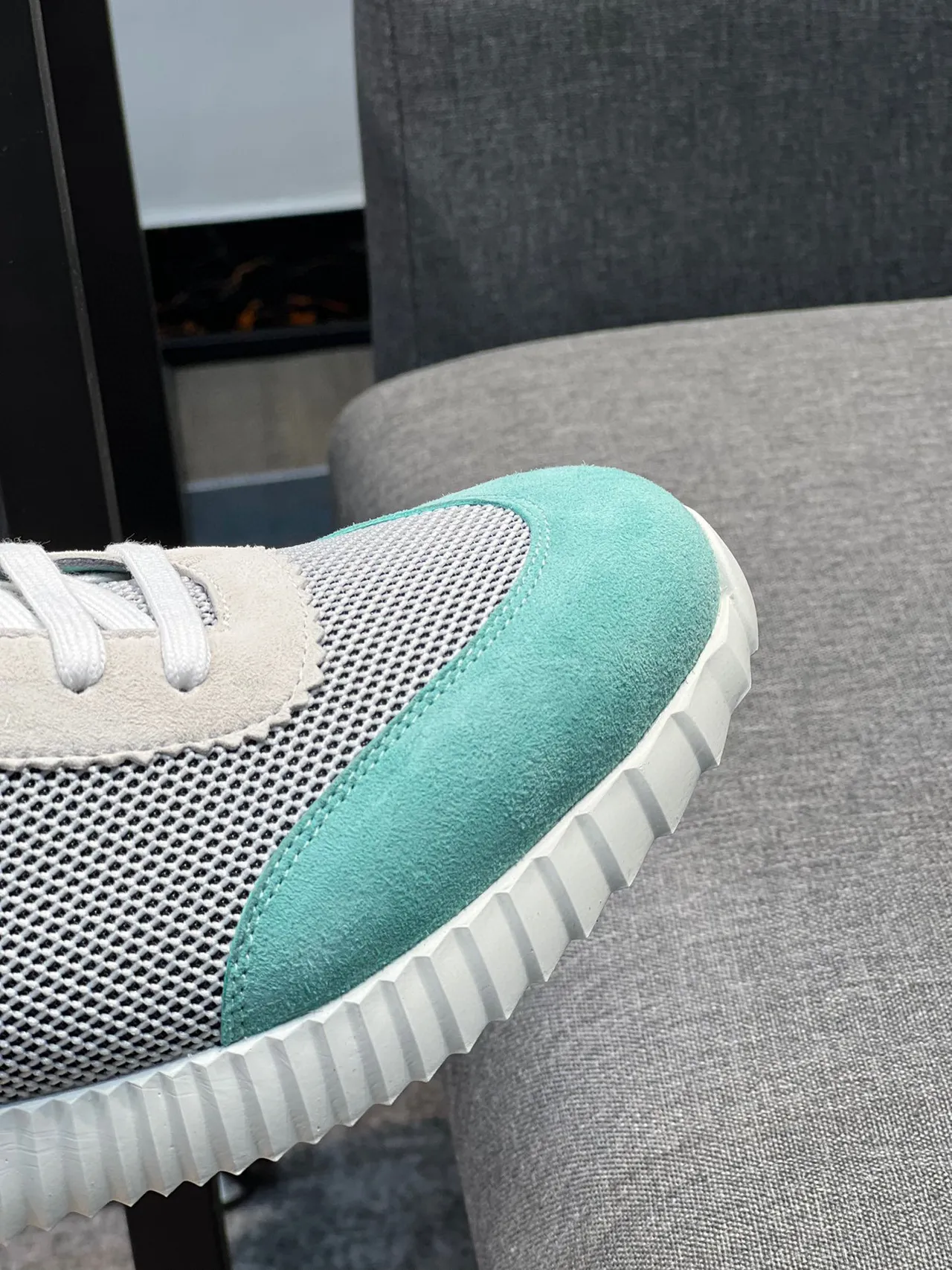 Hermès Zapatillas Lifestyle con parte superior blanca y azul de malla y ante, suela media esculpida con surcos 4