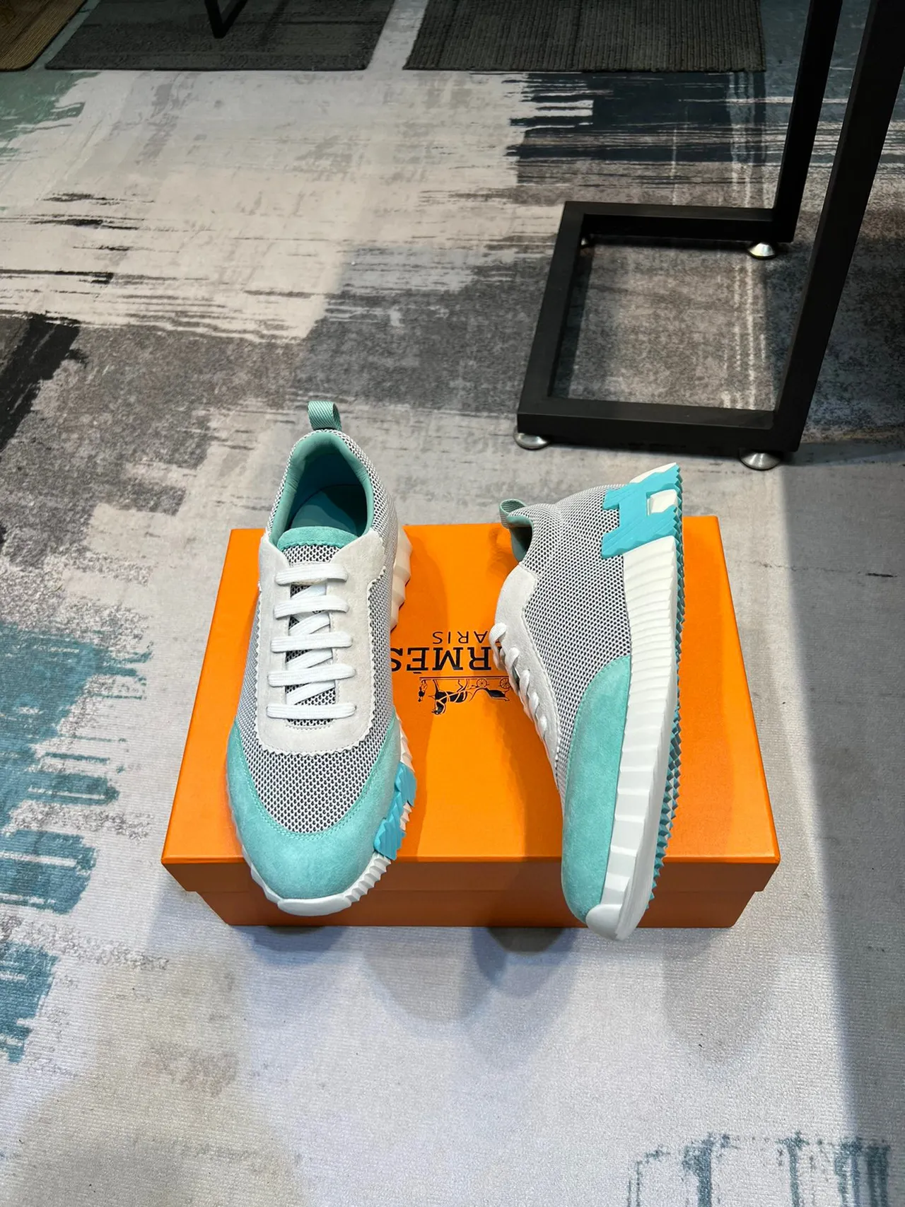 Hermès Zapatillas Lifestyle con parte superior blanca y azul de malla y ante, suela media esculpida con surcos 5