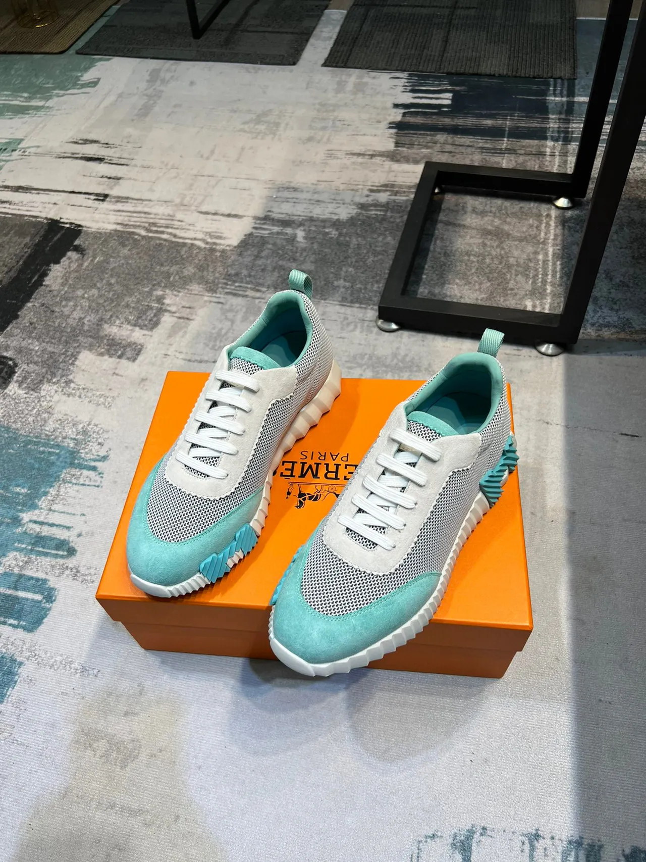 Hermès Zapatillas Lifestyle con parte superior blanca y azul de malla y ante, suela media esculpida con surcos 6