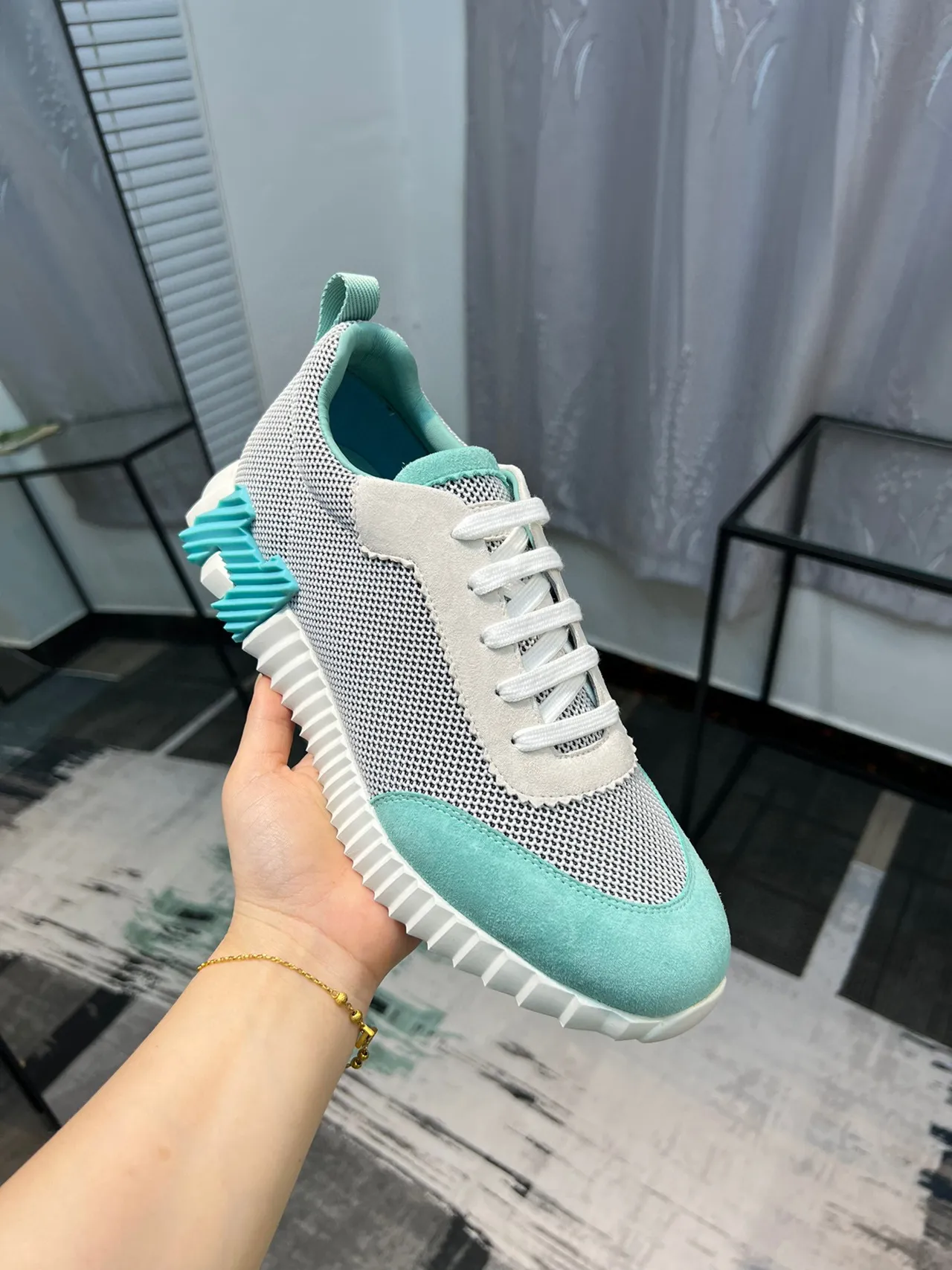 Hermès Zapatillas Lifestyle con parte superior blanca y azul de malla y ante, suela media esculpida con surcos 7
