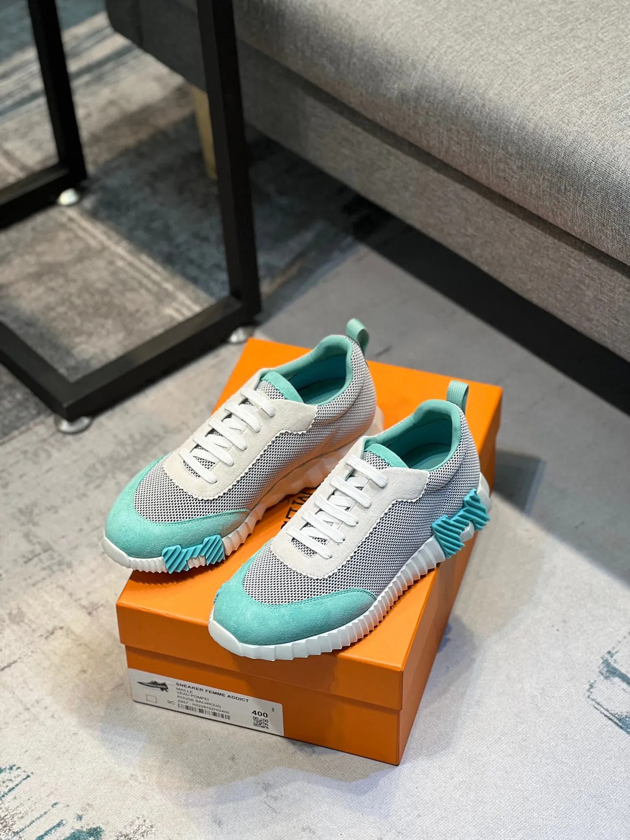 Hermès Zapatillas Lifestyle con parte superior blanca y azul de malla y ante, suela media esculpida con surcos 8