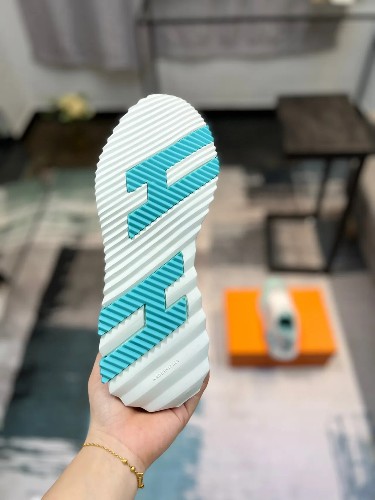 Hermès Zapatillas Lifestyle con parte superior blanca y azul de malla y ante, suela media esculpida con surcos 9