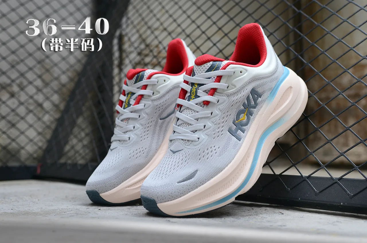 Hoka Clifton Gray Red Tênis de corrida com upper de knit engineered, midsole de espuma layered 5