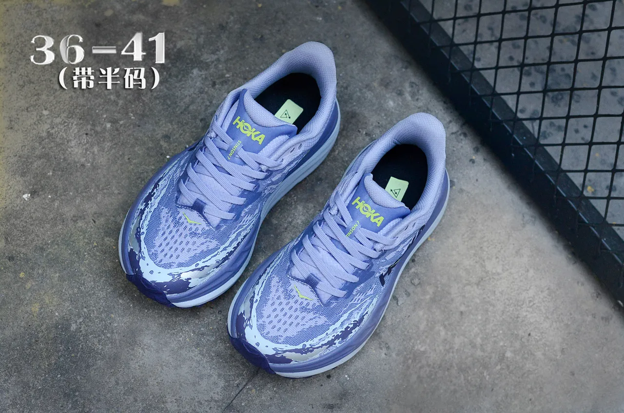 Hoka Clifton Purple White Tige en knit ingénierie Milieu de semelle empilée amortie Chaussures de course 4