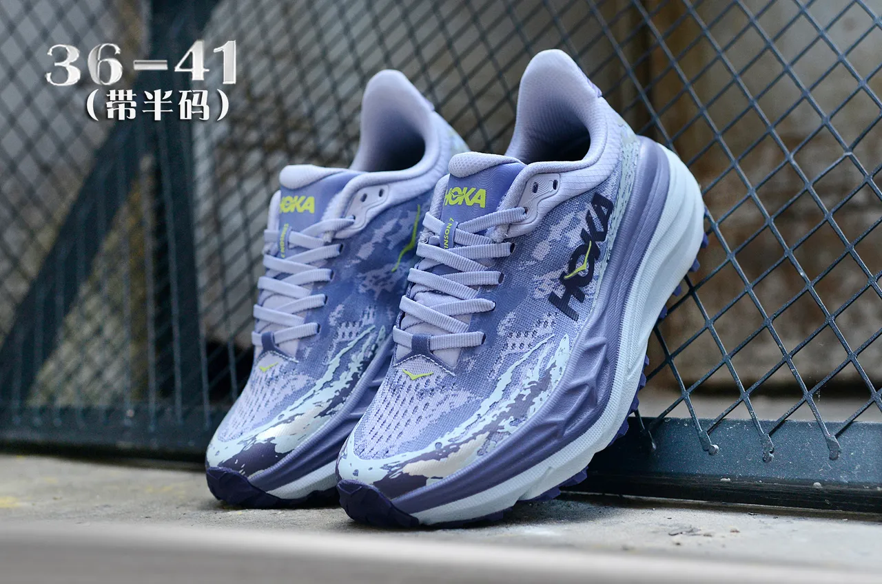 Hoka Clifton Purple White Tige en knit ingénierie Milieu de semelle empilée amortie Chaussures de course 5
