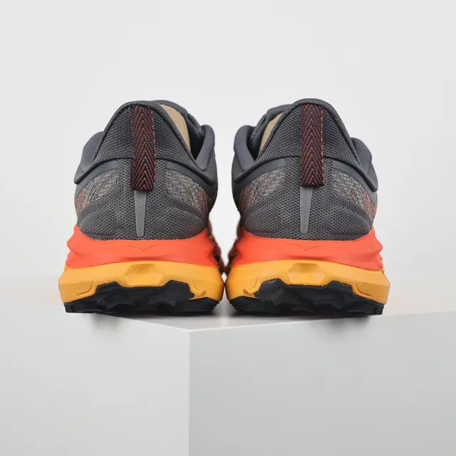 Hoka Chaussures de course gris orange avec upper en knit ingénieré et semelle intermédiaire multicouche 8
