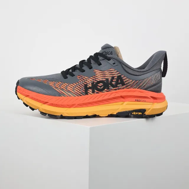 Hoka Chaussures de course gris orange avec upper en knit ingénieré et semelle intermédiaire multicouche 9