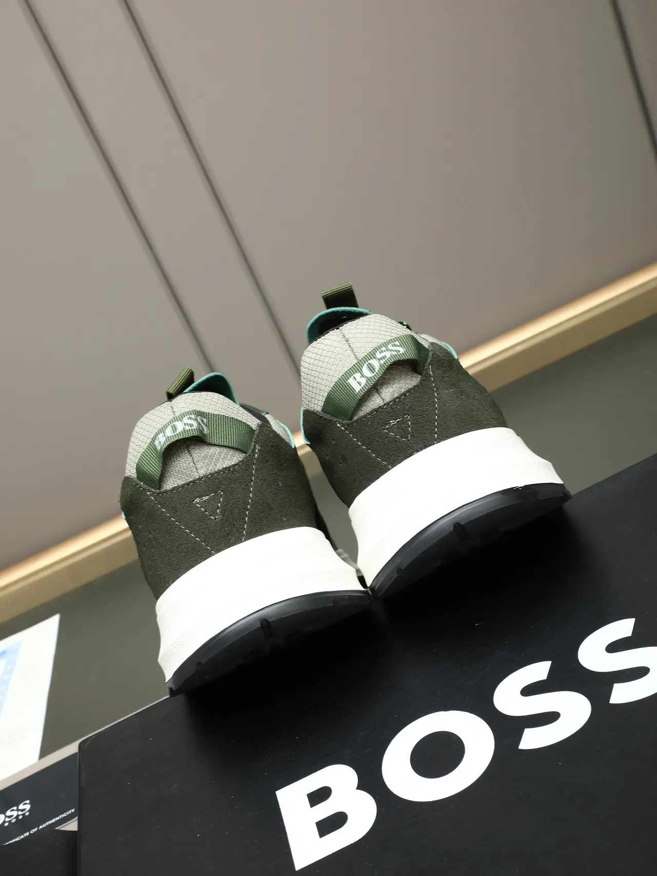 Hugo Boss Chaussures lifestyle en olive et gris avec sangle 3