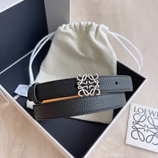 Loewe Anagram Belt Cinturón de cuero negro y plateado estrecho con textura de pez