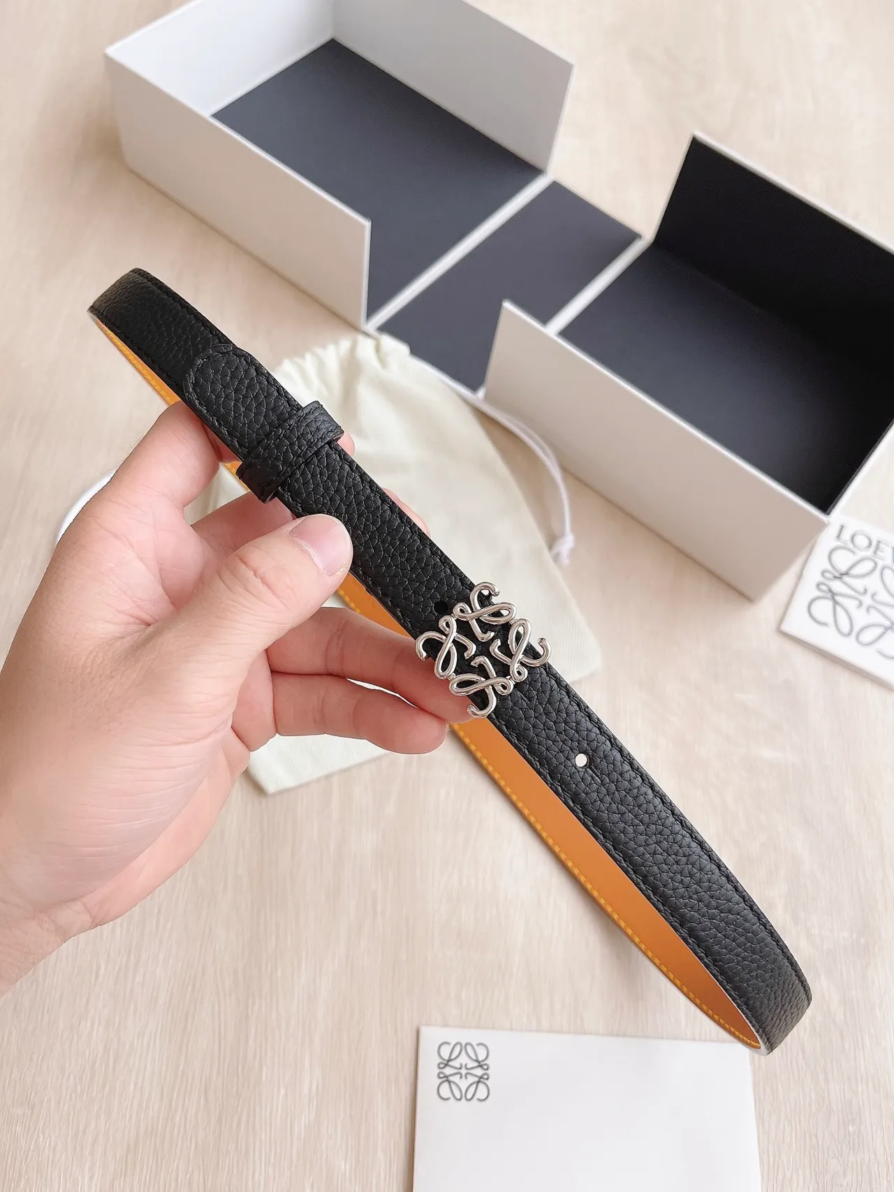 Loewe Anagram Belt Ceinture en cuir noir et argent étroite grainée 2