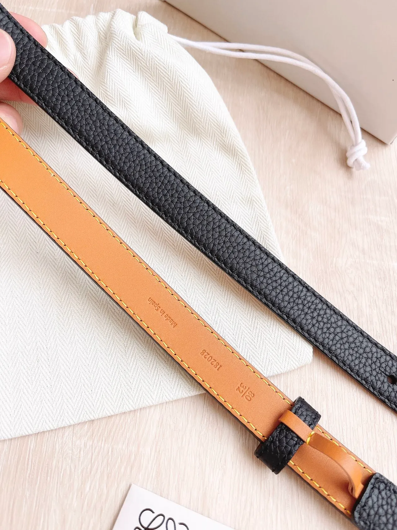 Loewe Anagram Belt Ceinture en cuir noir et argent étroite grainée 3