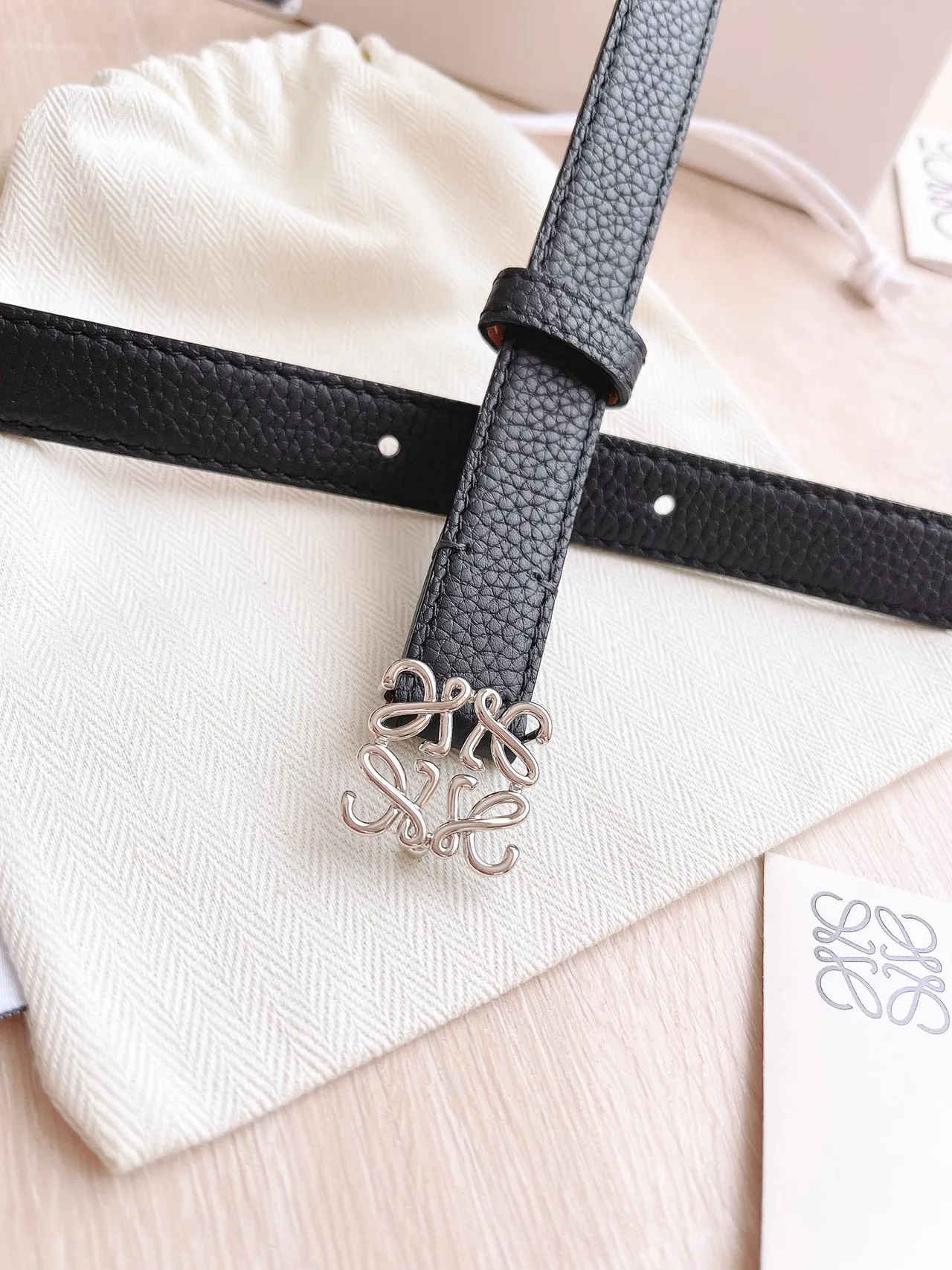 Loewe Anagram Belt Ceinture en cuir noir et argent étroite grainée 4