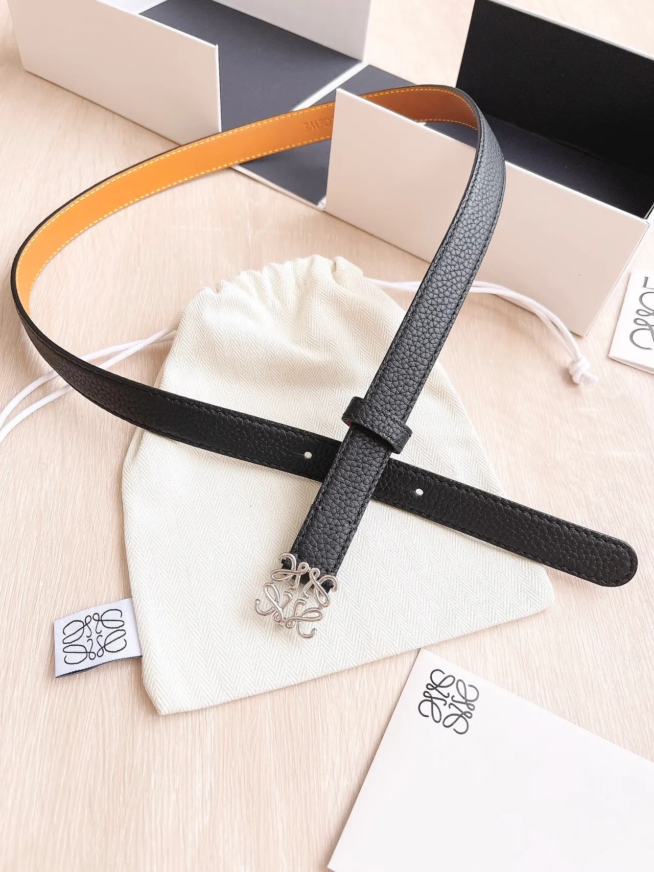 Loewe Anagram Belt Ceinture en cuir noir et argent étroite grainée 5