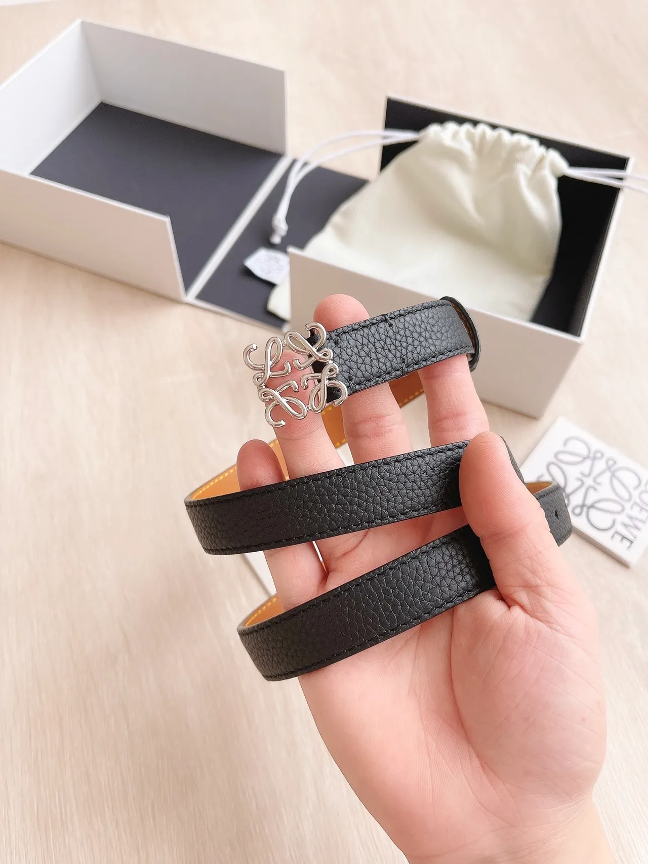 Loewe Anagram Belt Ceinture en cuir noir et argent étroite grainée 6