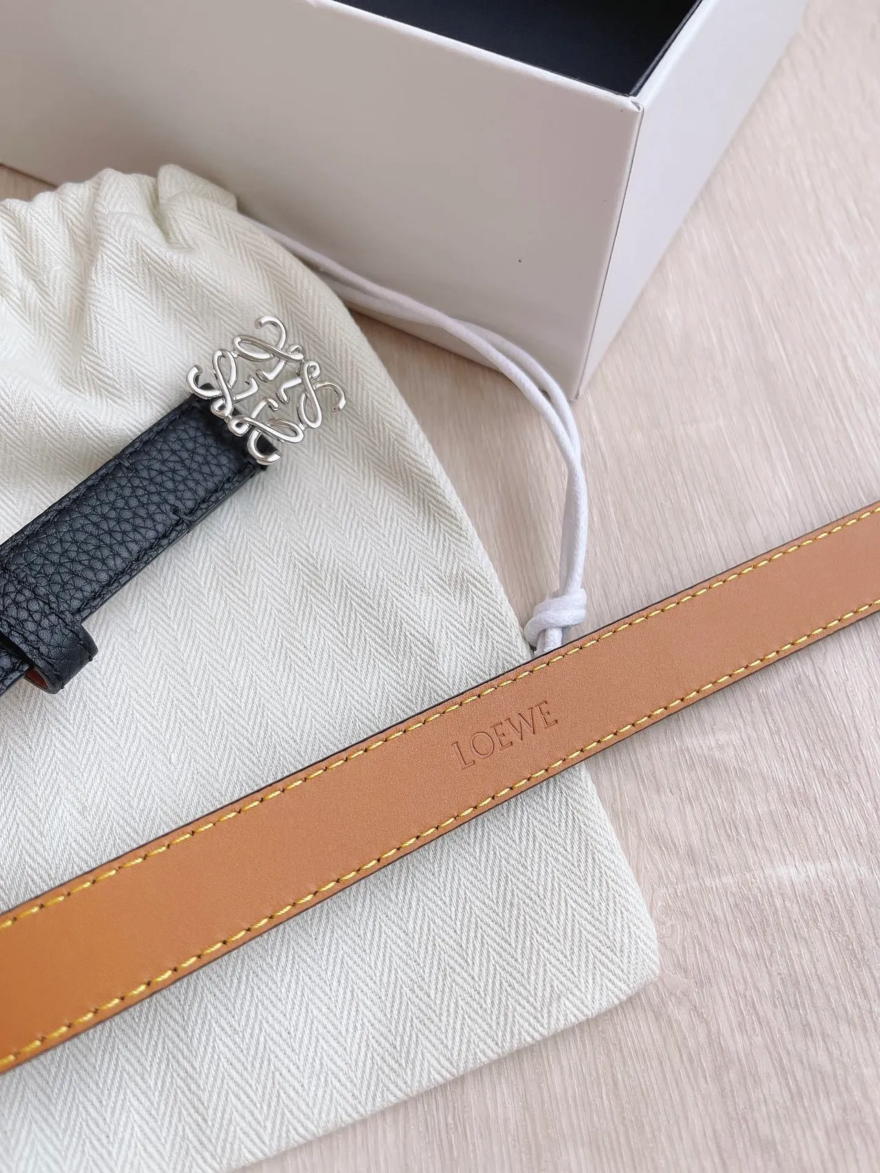 Loewe Anagram Belt Ceinture en cuir noir et argent étroite grainée 8