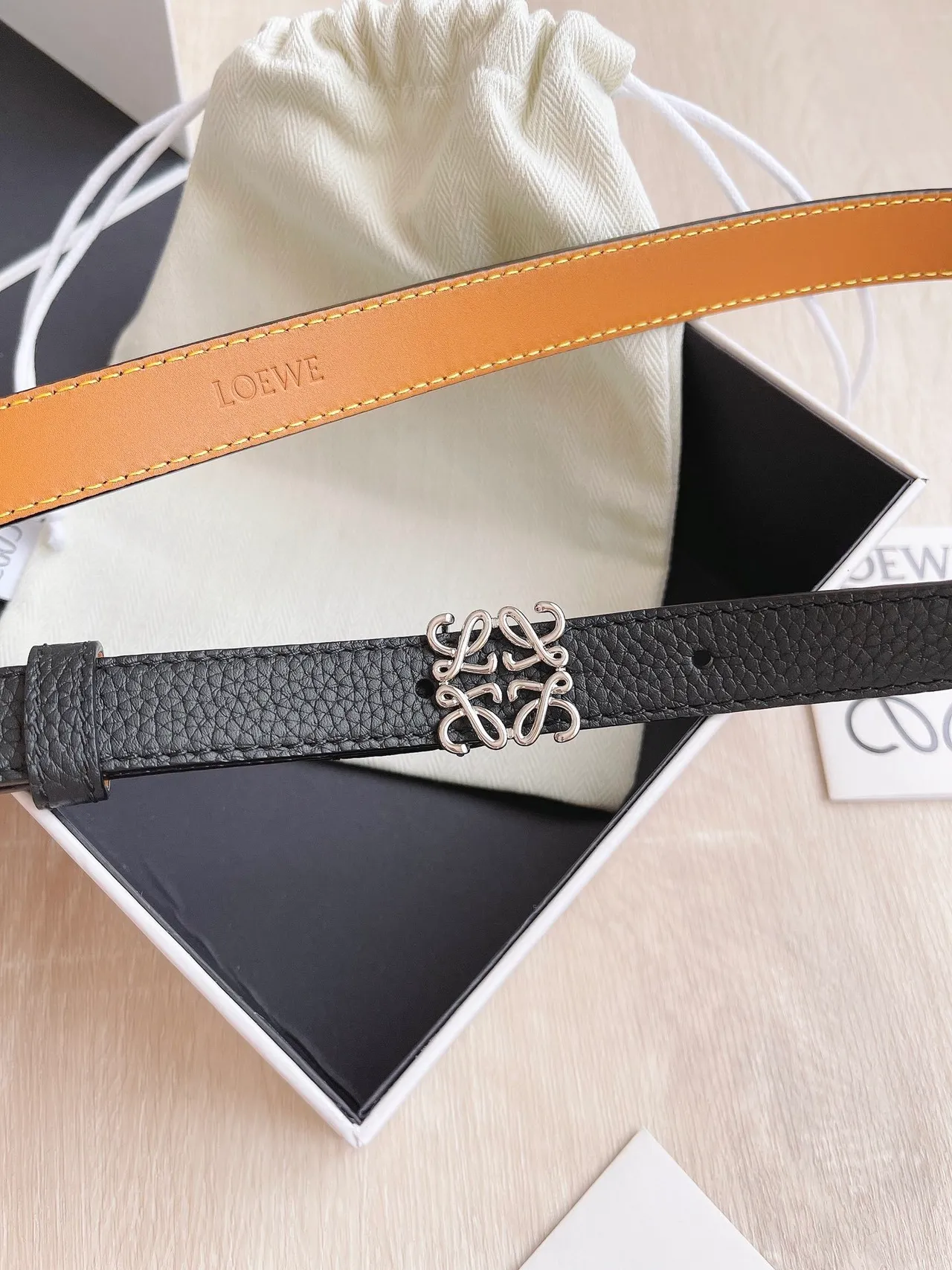 Loewe Anagram Belt Ceinture en cuir noir et argent étroite grainée 9