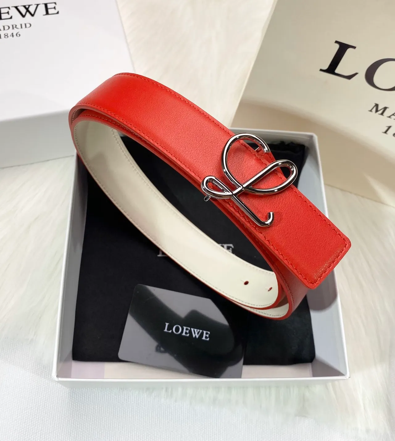 Loewe Anagram Ceinture Rouge Beige Cuir de veau lisse Boucle en métal Ceinture en cuir 6