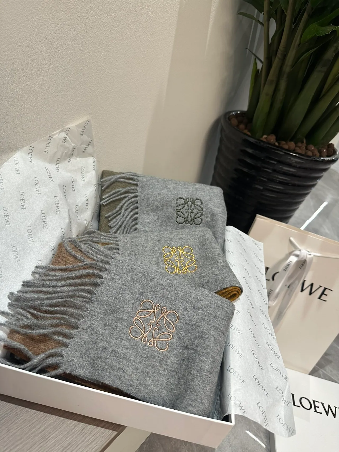 Loewe Anagram écharpe vert olive gris color-block cachemire écharpe 3