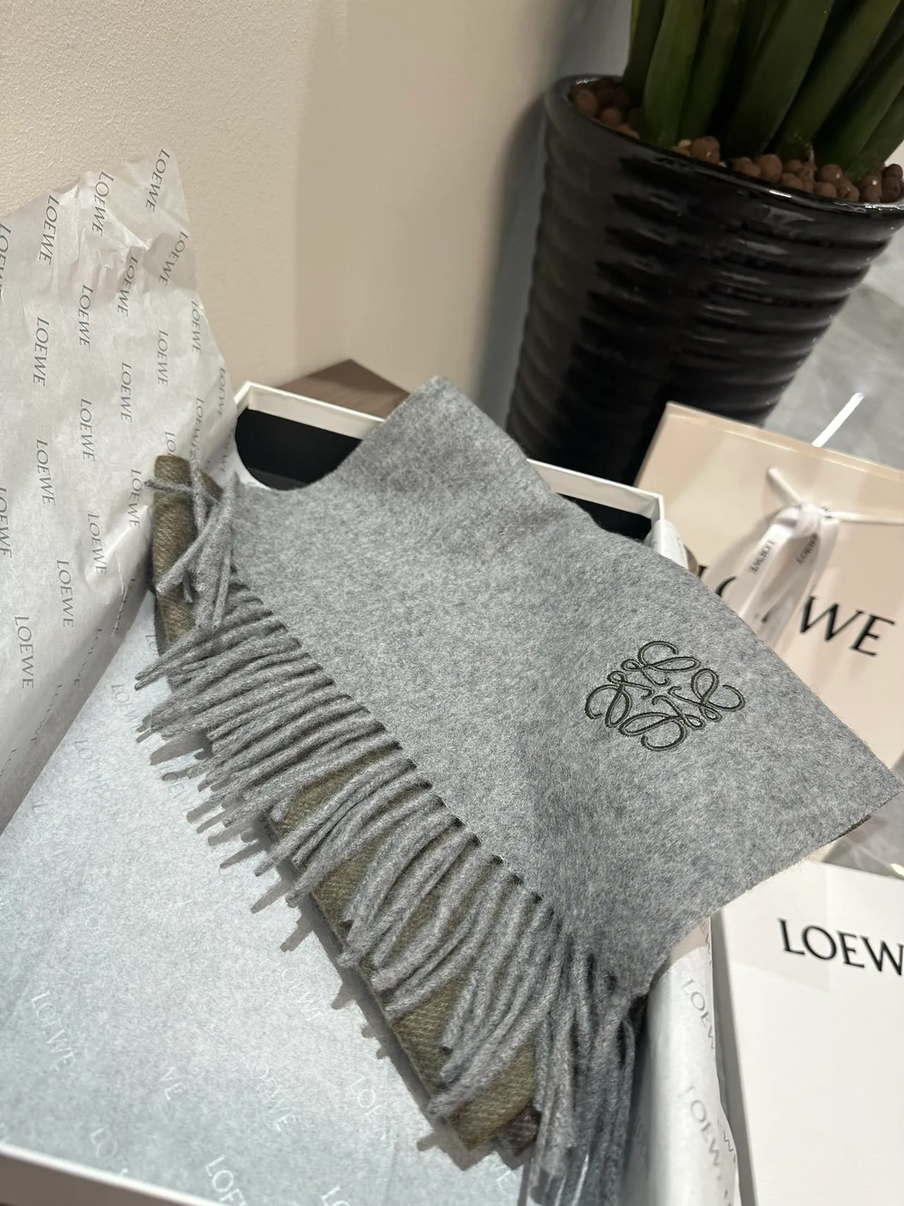 Loewe Anagram écharpe vert olive gris color-block cachemire écharpe 4