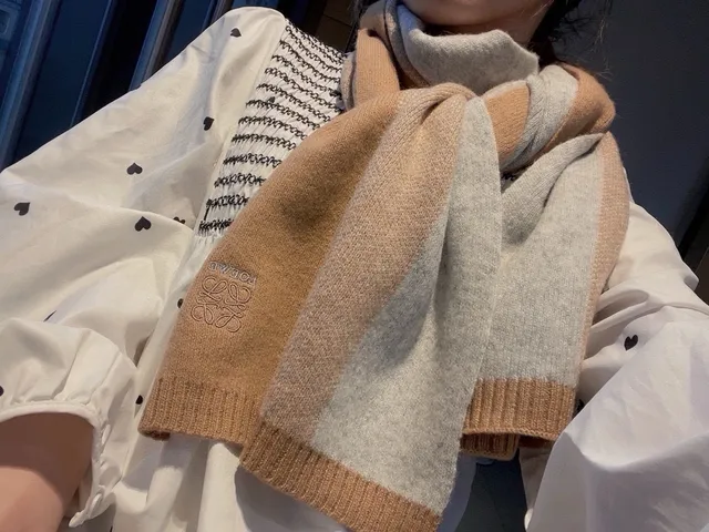 Loewe Bufanda de cashmere listrada marrom bege com borda ribeteada 2