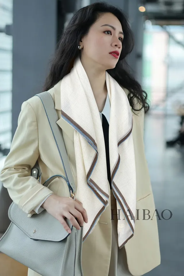 Loro Piana Blanc Bleu Tissu Léger Bordé Logo Écharpe en Cachemire 2