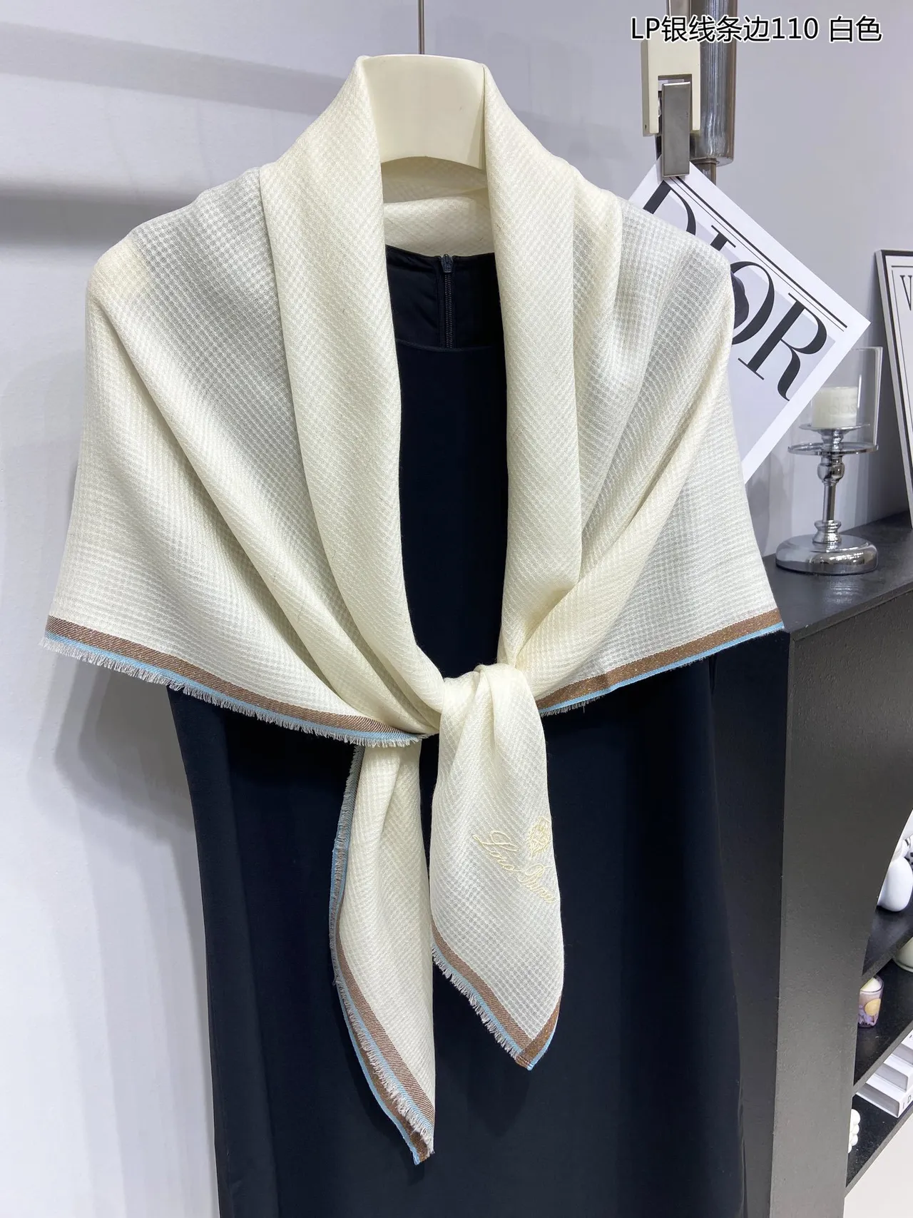Loro Piana Blanc Bleu Tissu Léger Bordé Logo Écharpe en Cachemire 5