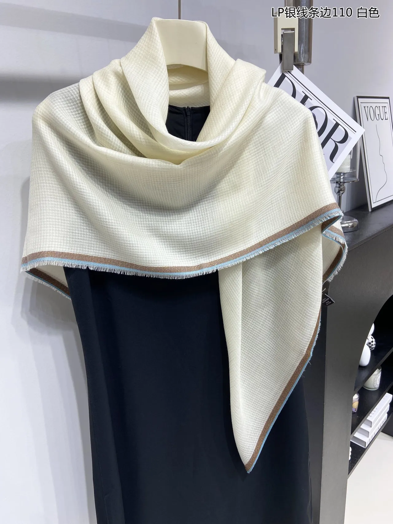 Loro Piana Blanc Bleu Tissu Léger Bordé Logo Écharpe en Cachemire 6