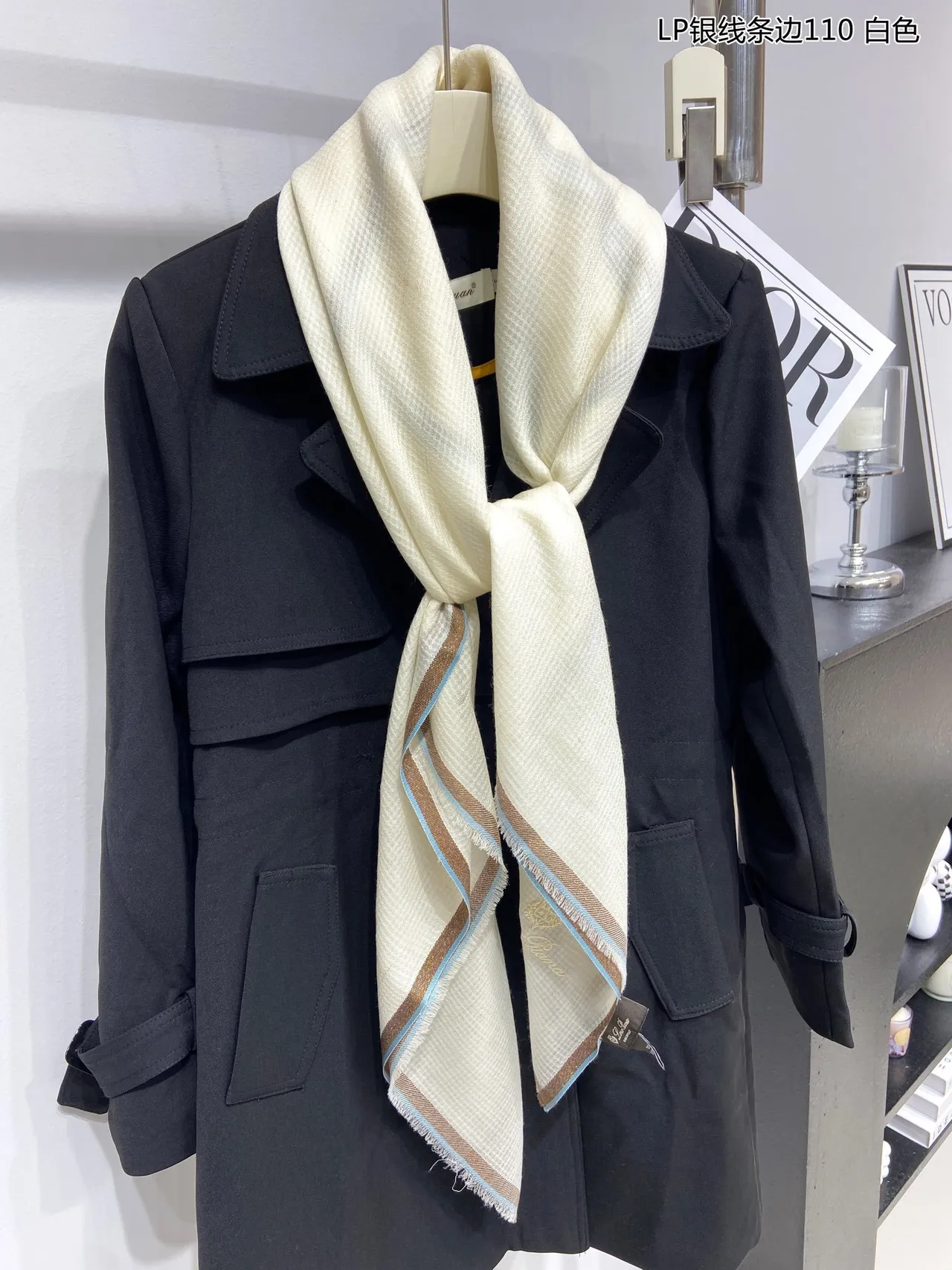 Loro Piana Blanc Bleu Tissu Léger Bordé Logo Écharpe en Cachemire 7