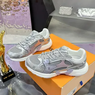 লুইস ভিত্তন Arch Light Sneaker রূপালী বেগুনি ধাতব ইরিডিসেন্ট ল্যাভেন্ডার অ্যাকসেন্ট লাইফস্টাইল স্নিকার
